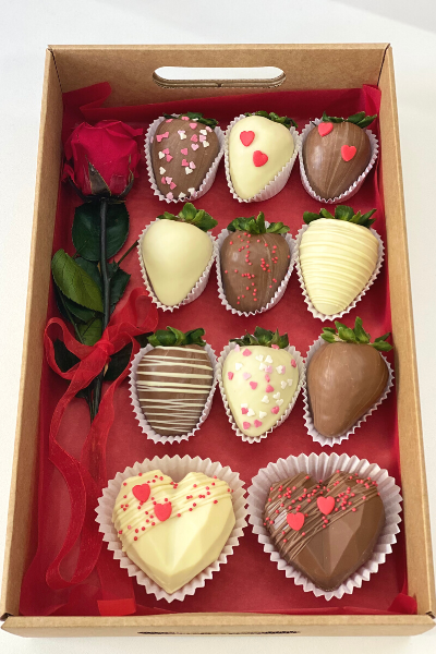 9 Fresas de Chocolate con Leche y Chocolate Blanco, 2 Corazones Hot Chocolate Hearts y 1 Rosa Natural para San Valentín.